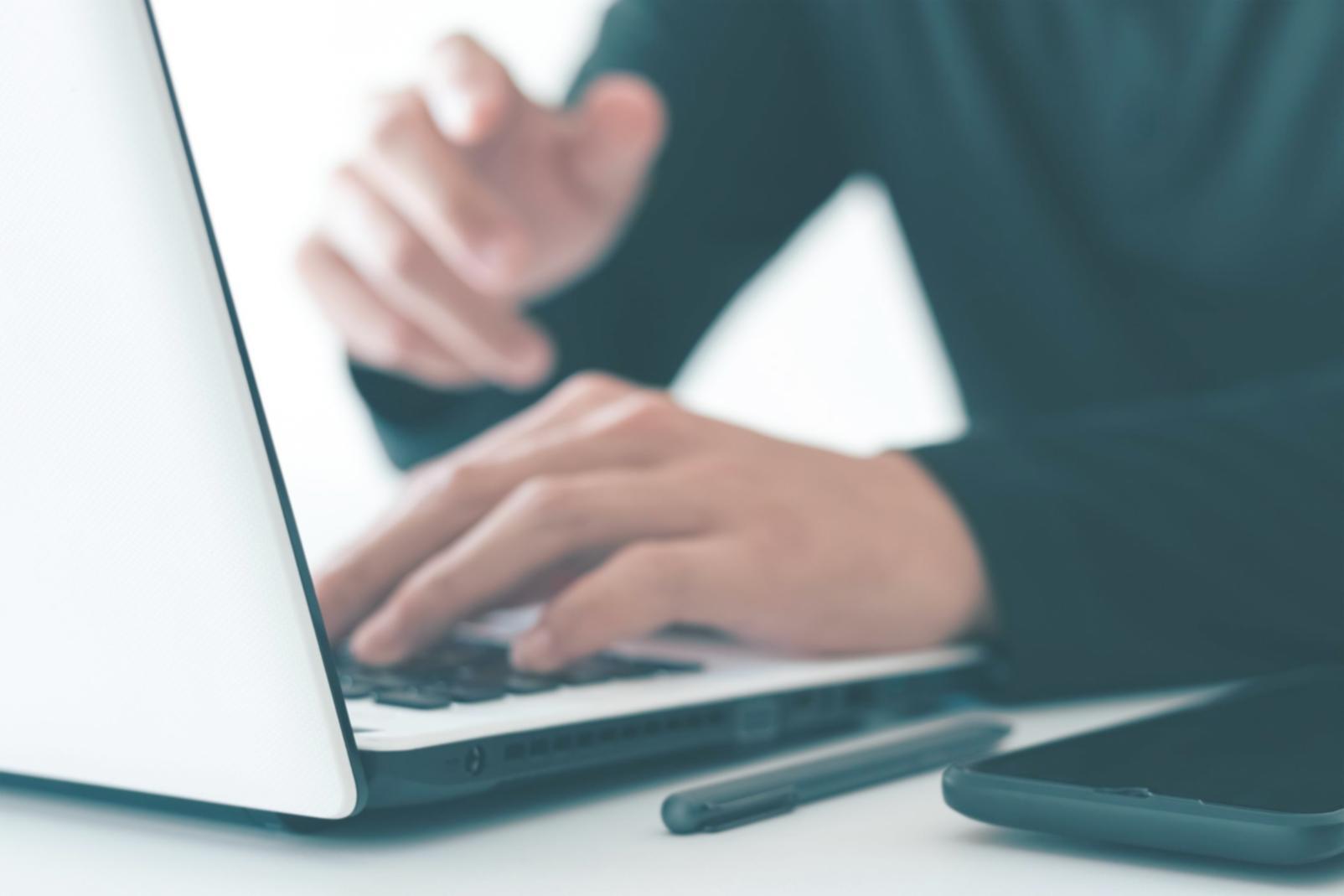 Personne consultant des documents financiers avec des graphiques et des calculatrices